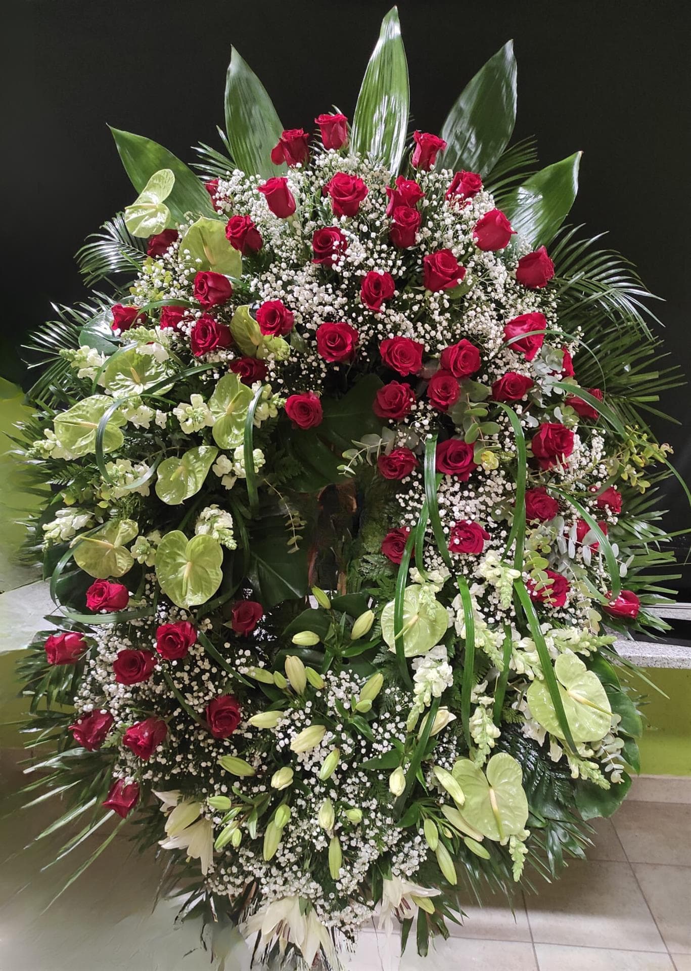 Ofrecemos coronas de flores que se adaptan a tus gustos y necesidades